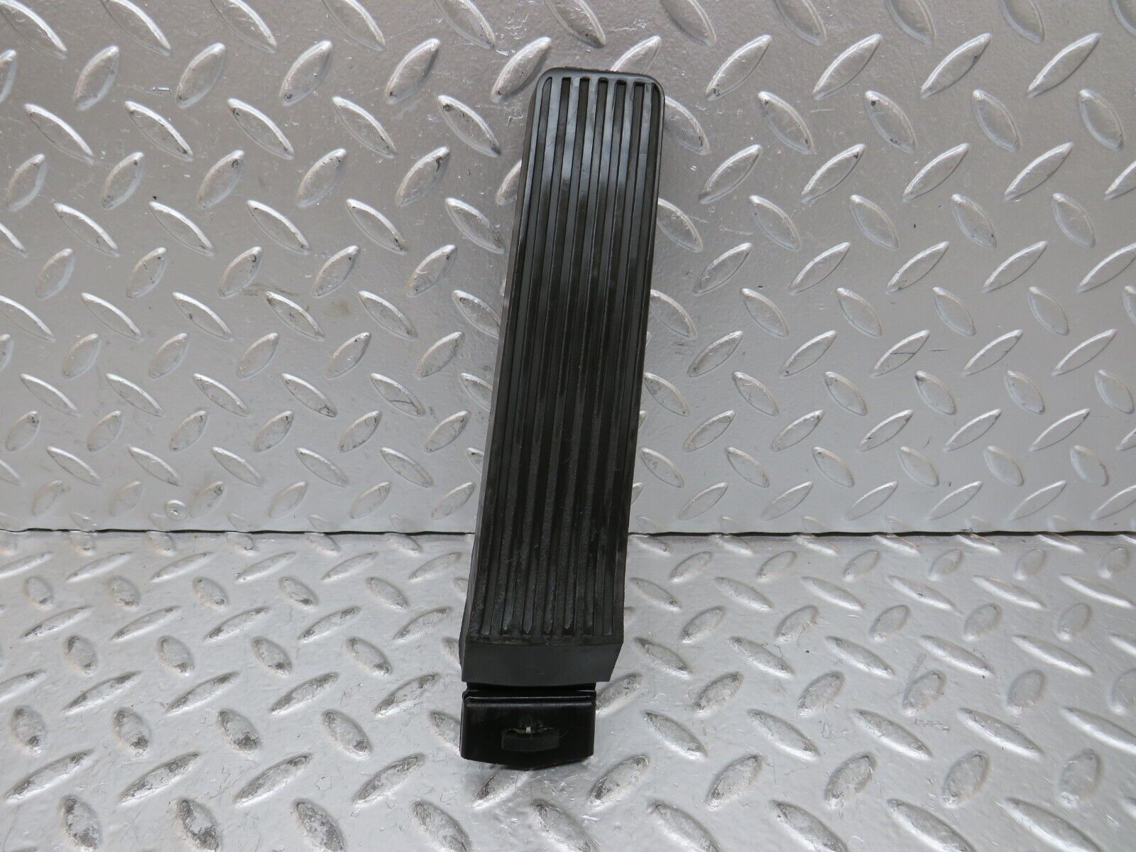 28581 Mercedes-Benz W123 230E Accelerator Pedal With Rubber 1238010082