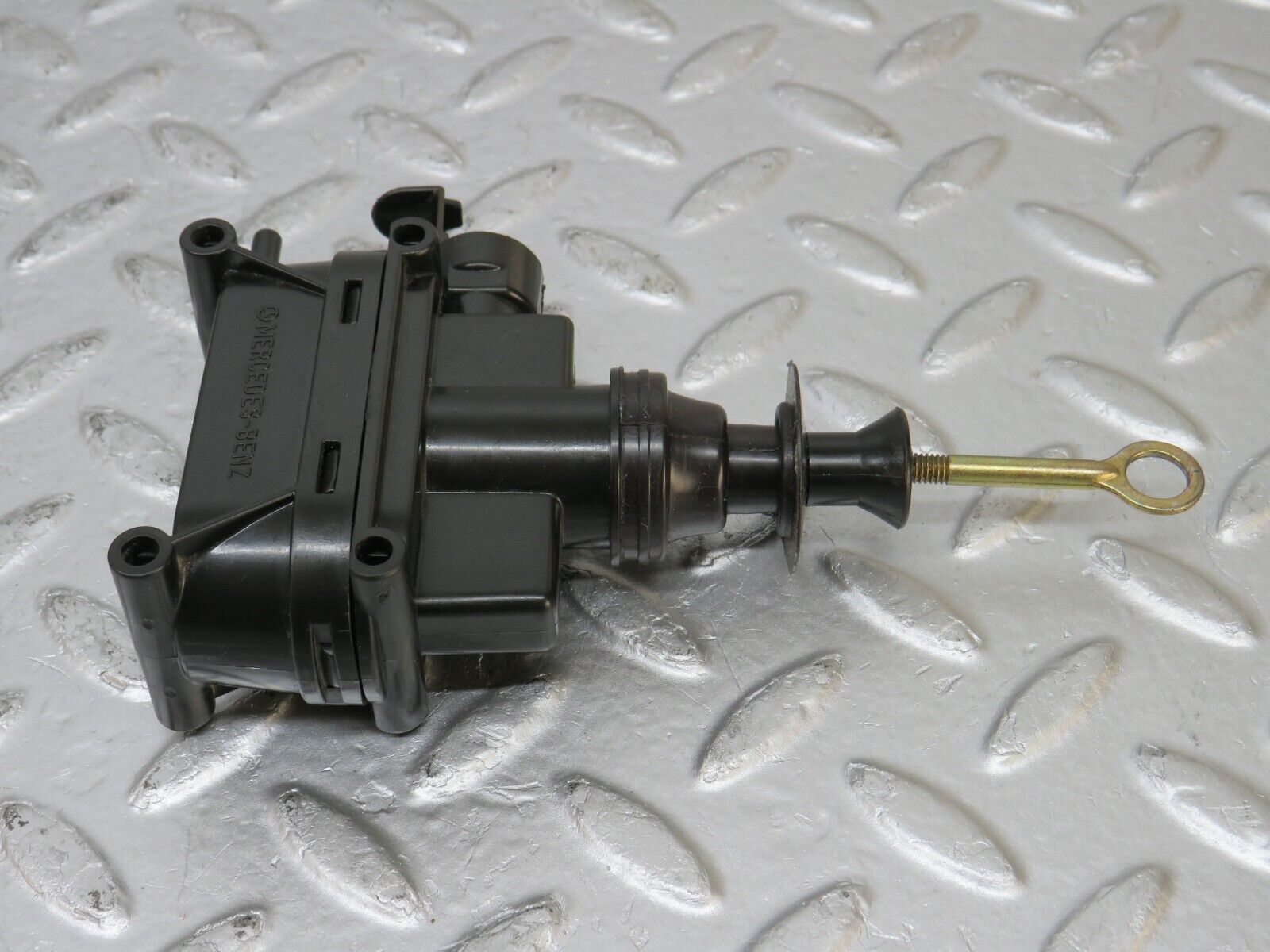 33903 Mercedes-Benz W124 260E Door Lock Vacuum Actuator Front Left