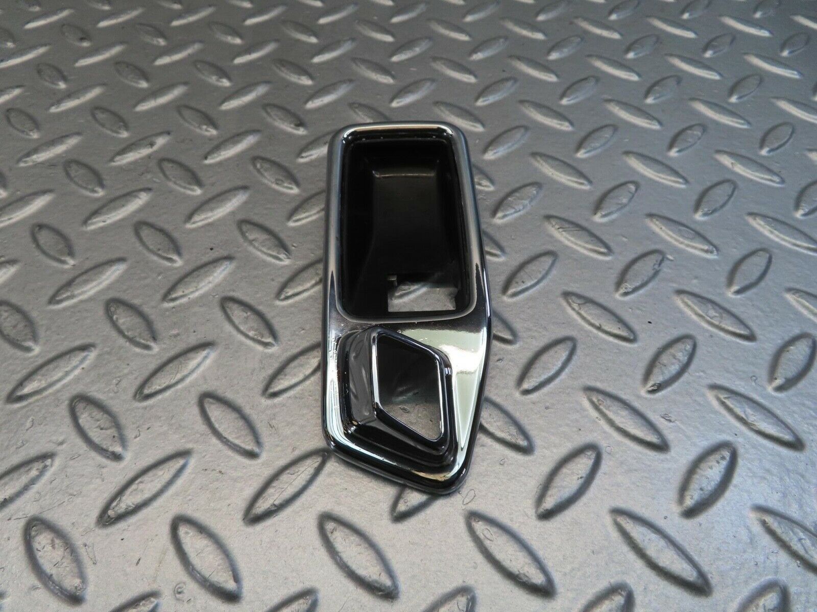 11367 Mercedes-Benz C123 230CE Coupe Frame For Door Opener Left 1167660111