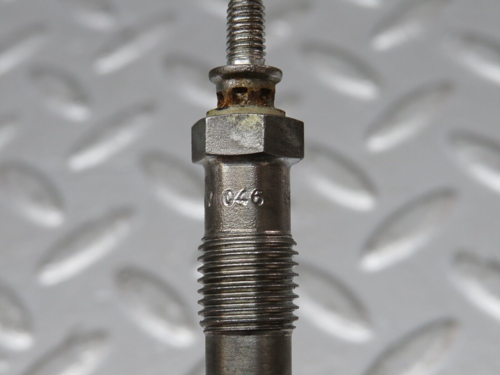 32894 Mercedes-Benz W123 300D Glow Plug Bosch Y-902R 046