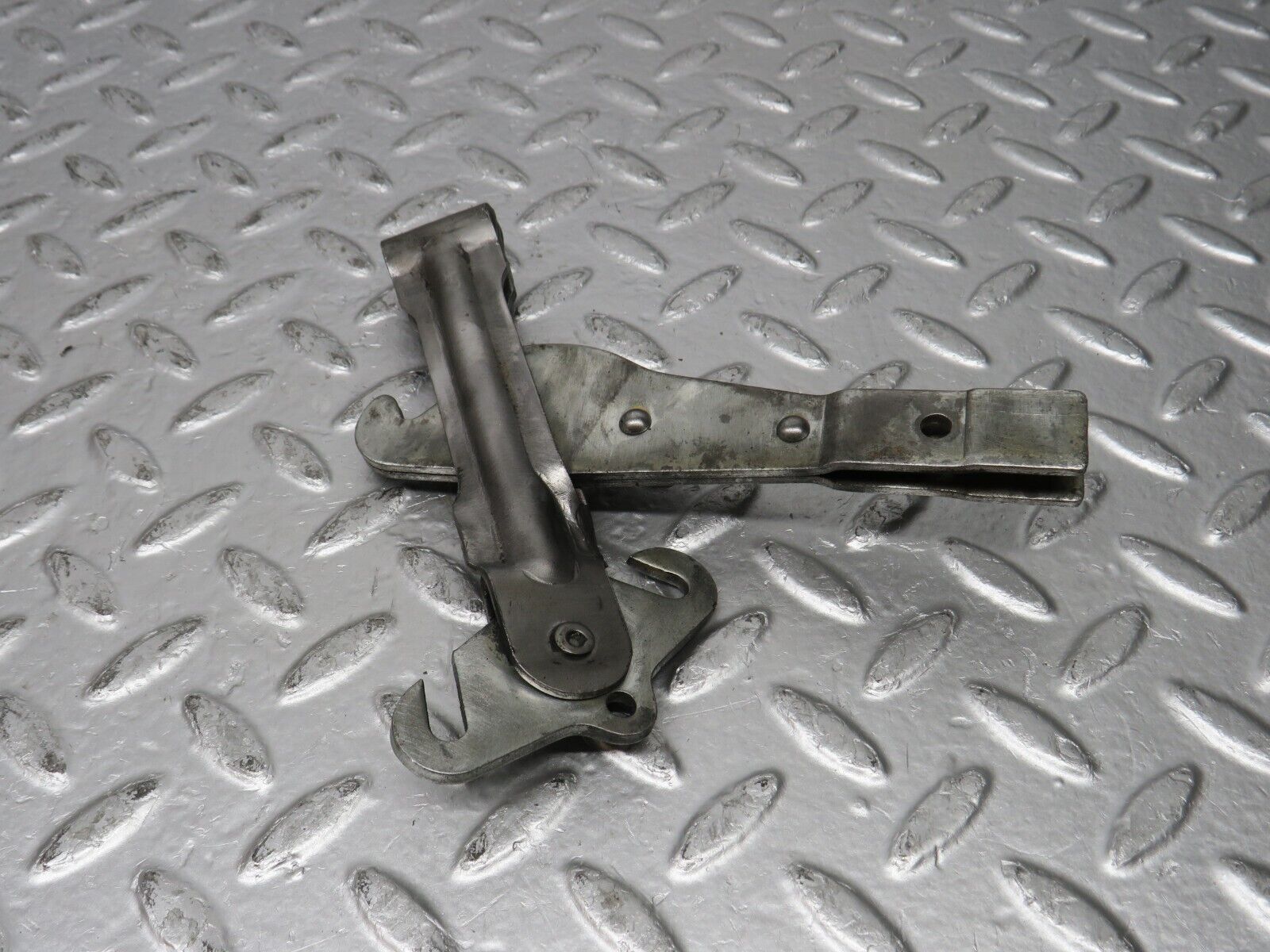 31156 Mercedes-Benz W123 200D Handbrake Adjusting Handbrake Regulator