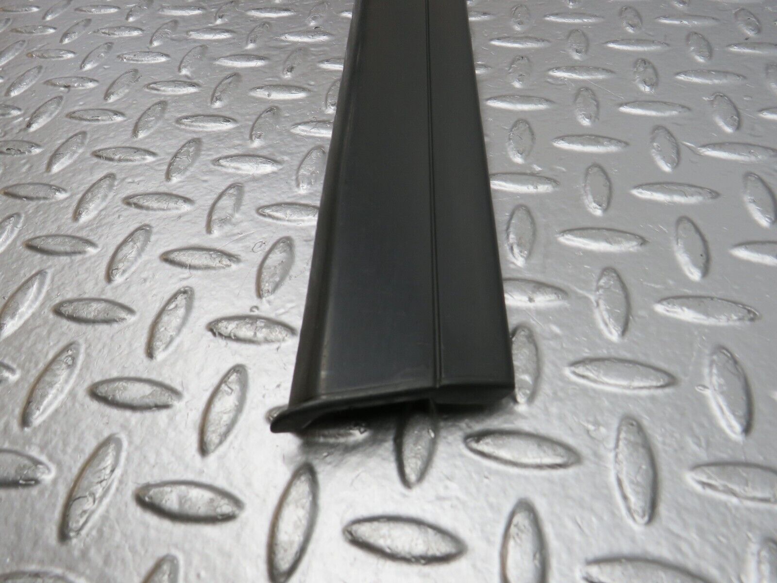 32302 Mercedes-Benz S124 300TE Wagon Front Left Door Centre Moulding Trim