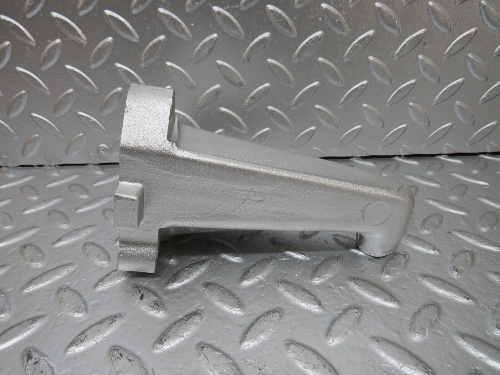 25487 Mercedes-Benz W123 200 Engine Mount Bracket Right Side 1022230304