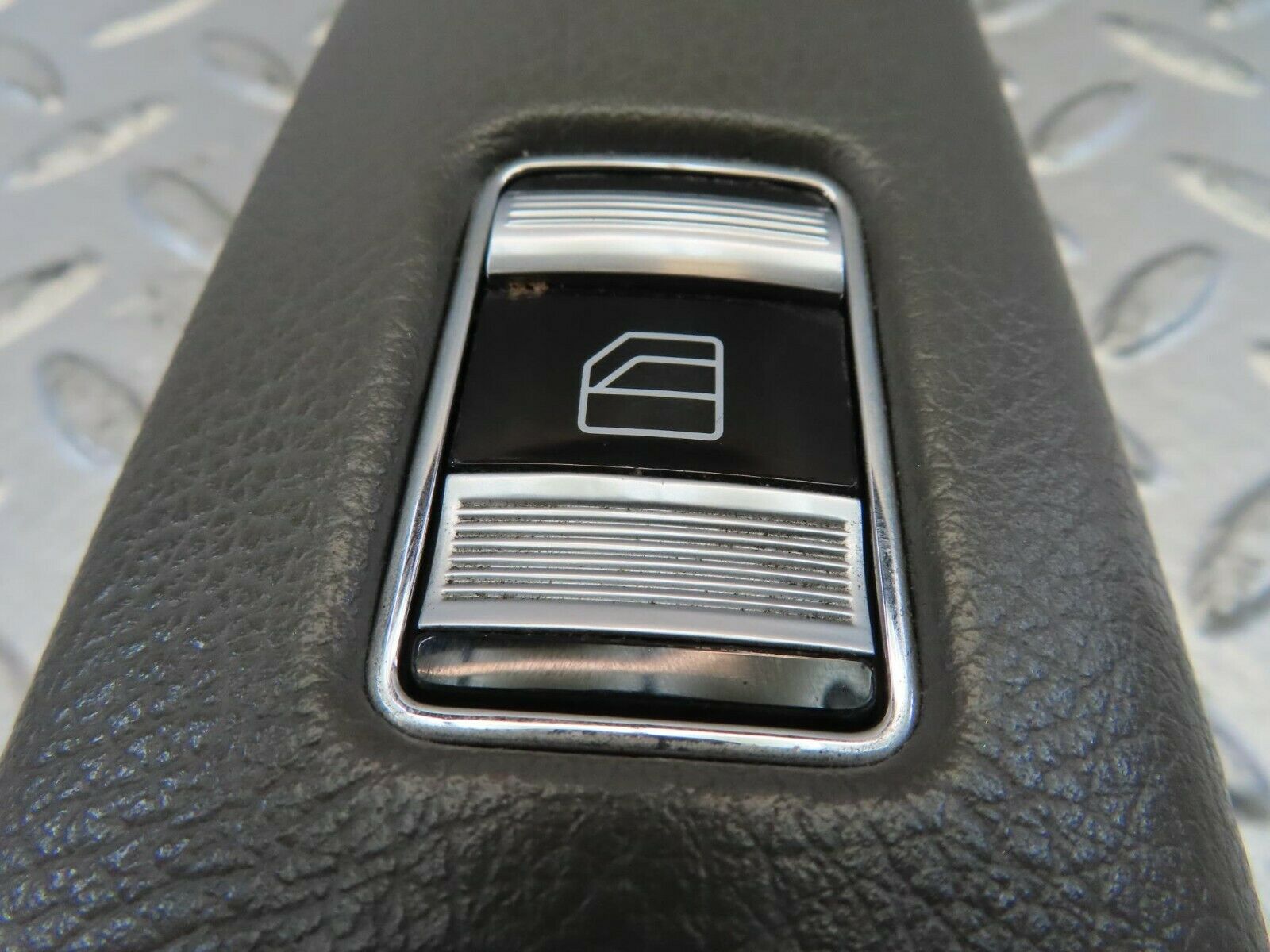 11182 Mercedes-Benz W221 S320 Front Left Window Control Switch P0107070