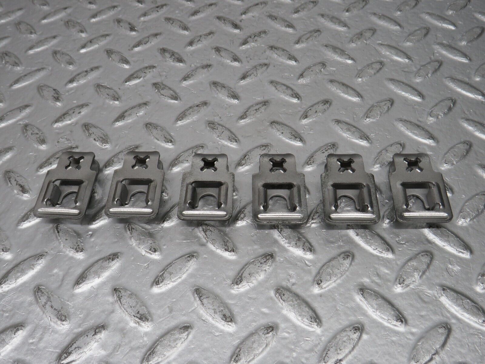 32701 Mercedes-Benz S124 300TE Wagon Fuel Injector Bracket Holder Set