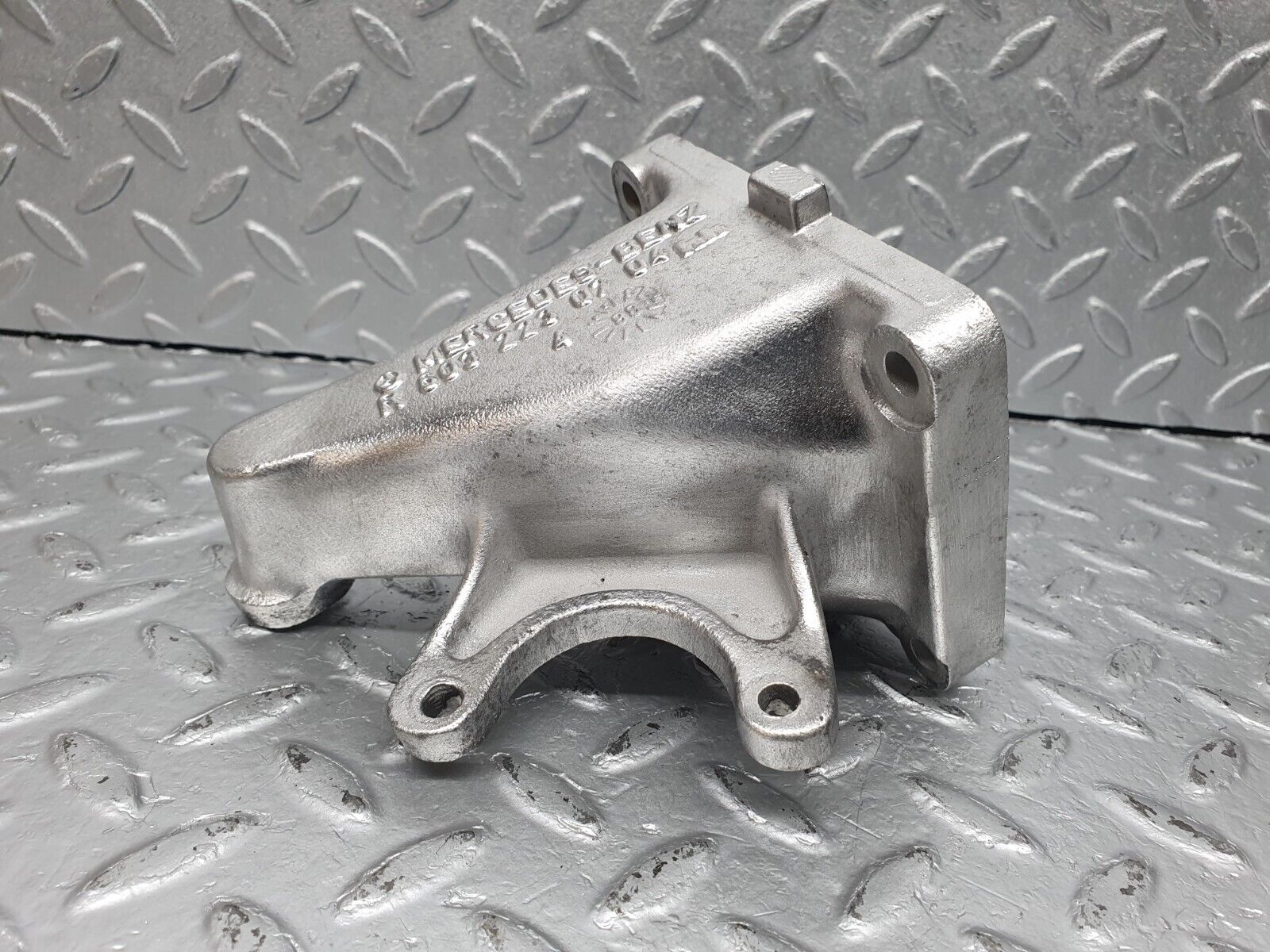 41012 Mercedes-Benz W126 300SE Engine Mount Bracket Right Side 6032230704