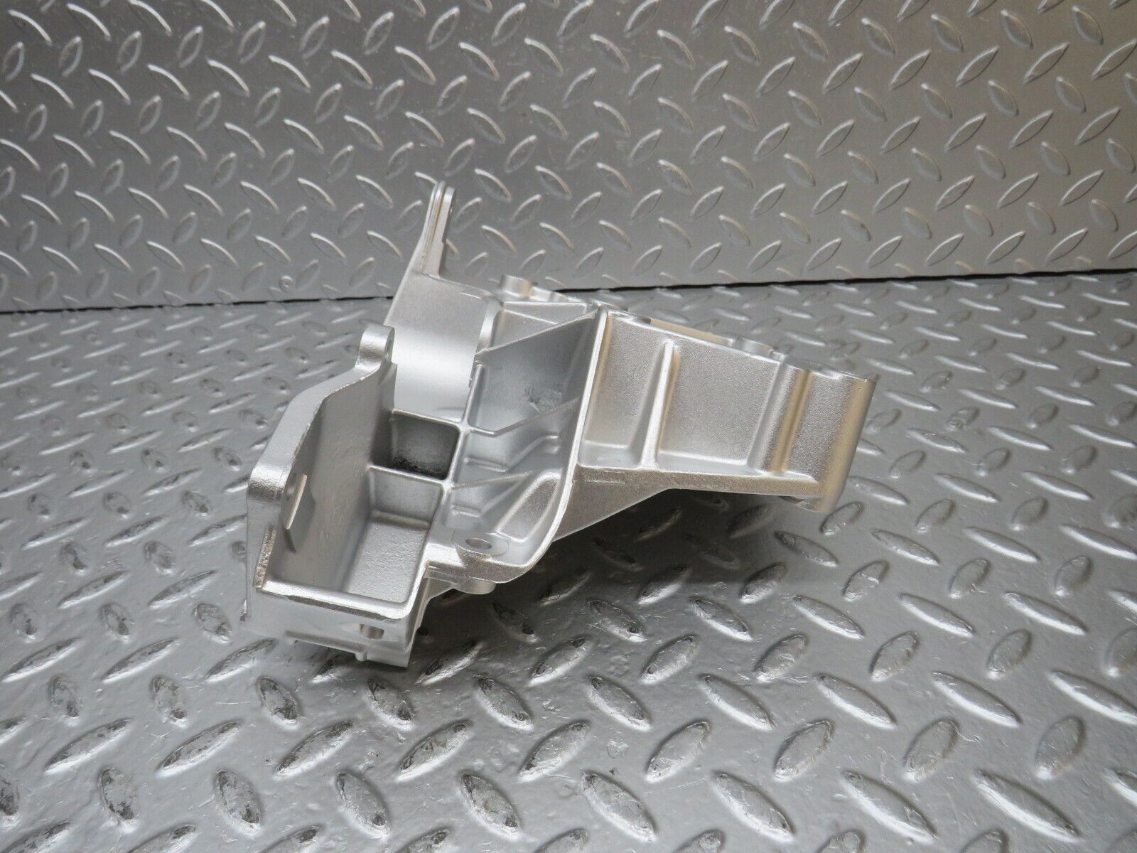 31879 Mercedes-Benz W201 190LE 1.8L Power Steering Pump Bracket 1022361330