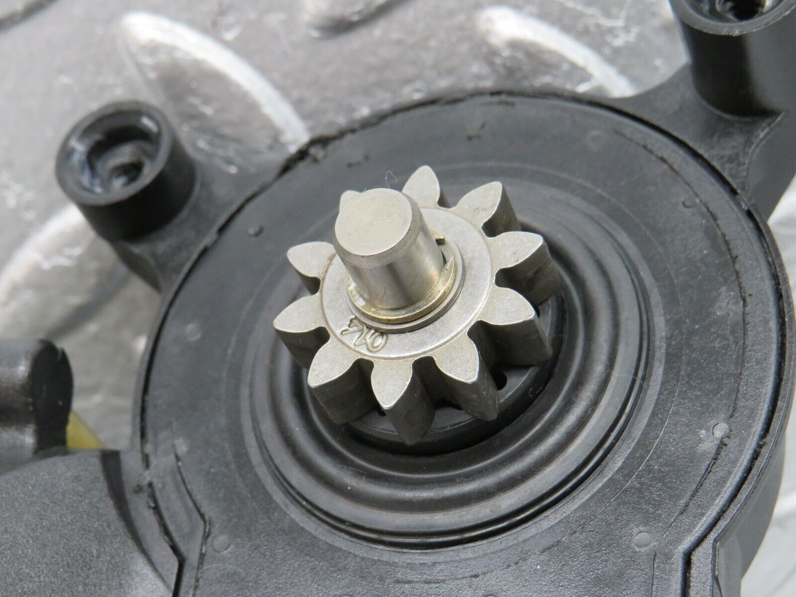 33412 Mercedes-Benz W202 C180 Window Regulator Motor Front Right 0130821639