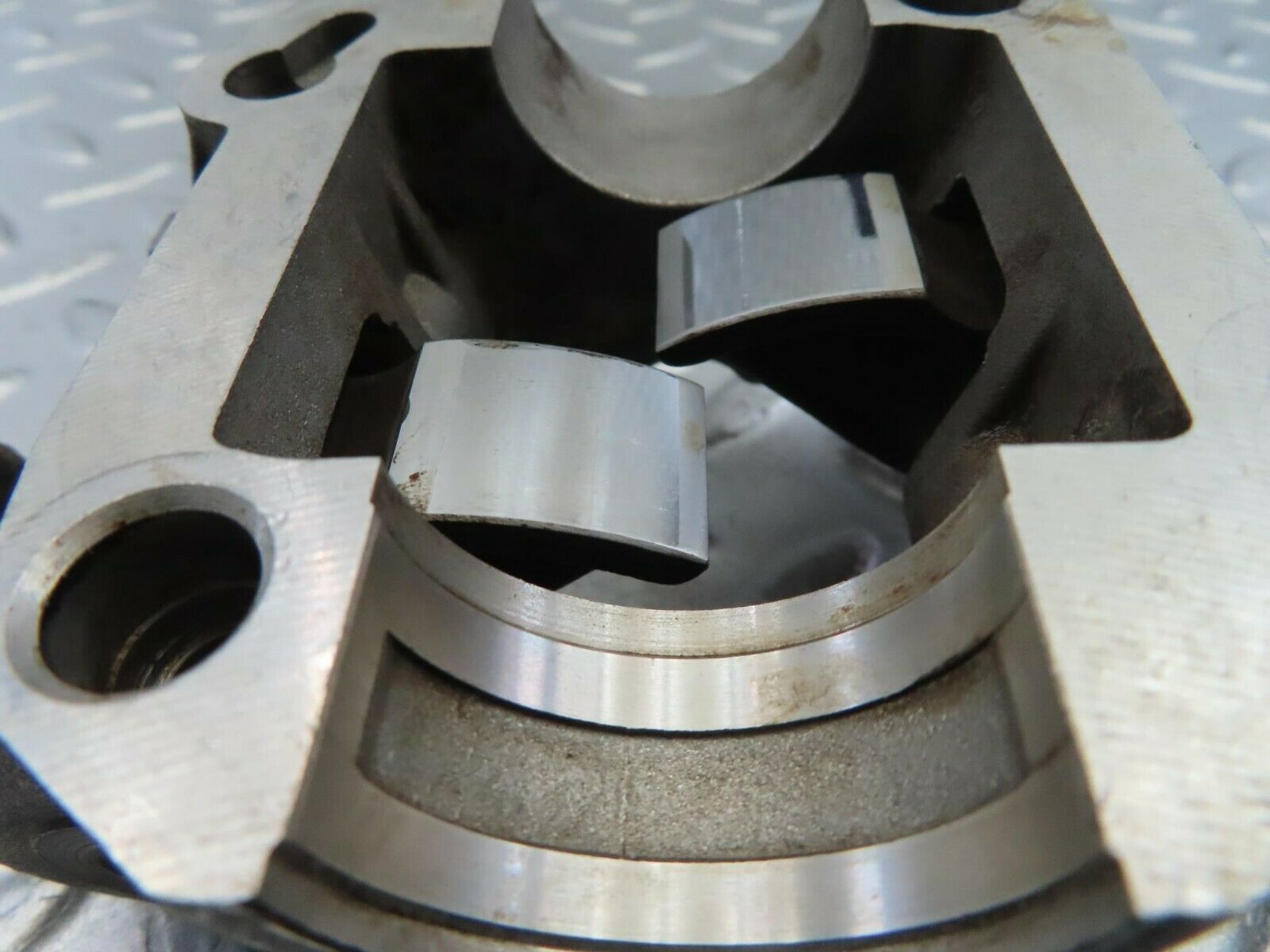 10073 Mercedes-Benz C123 230CE Coupe Rocker Arms Camshaft Bearing Block 1020510010