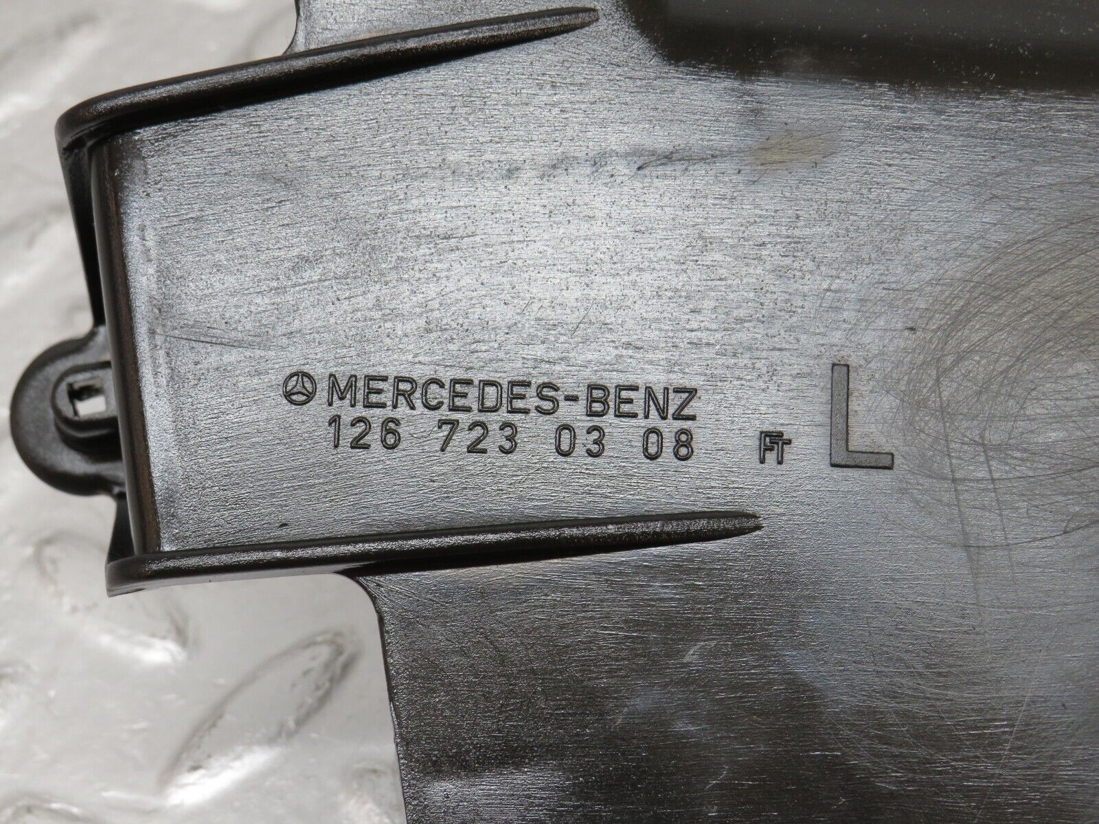 36035 Mercedes-Benz W126 420SE Front Left Door Lock Inner Cover 1267230308