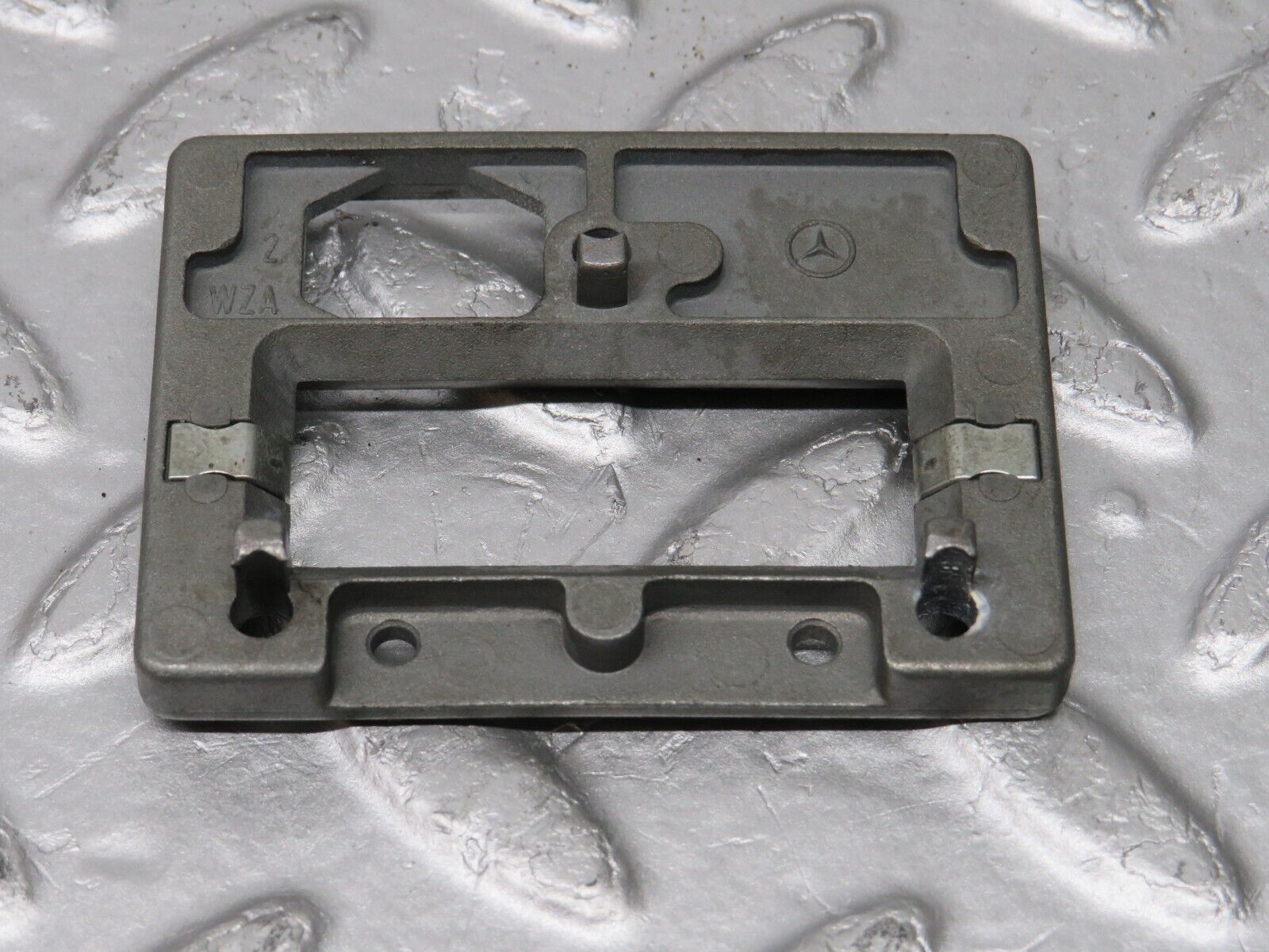 33197 Mercedes-Benz W202 Rear View Mirror Bracket