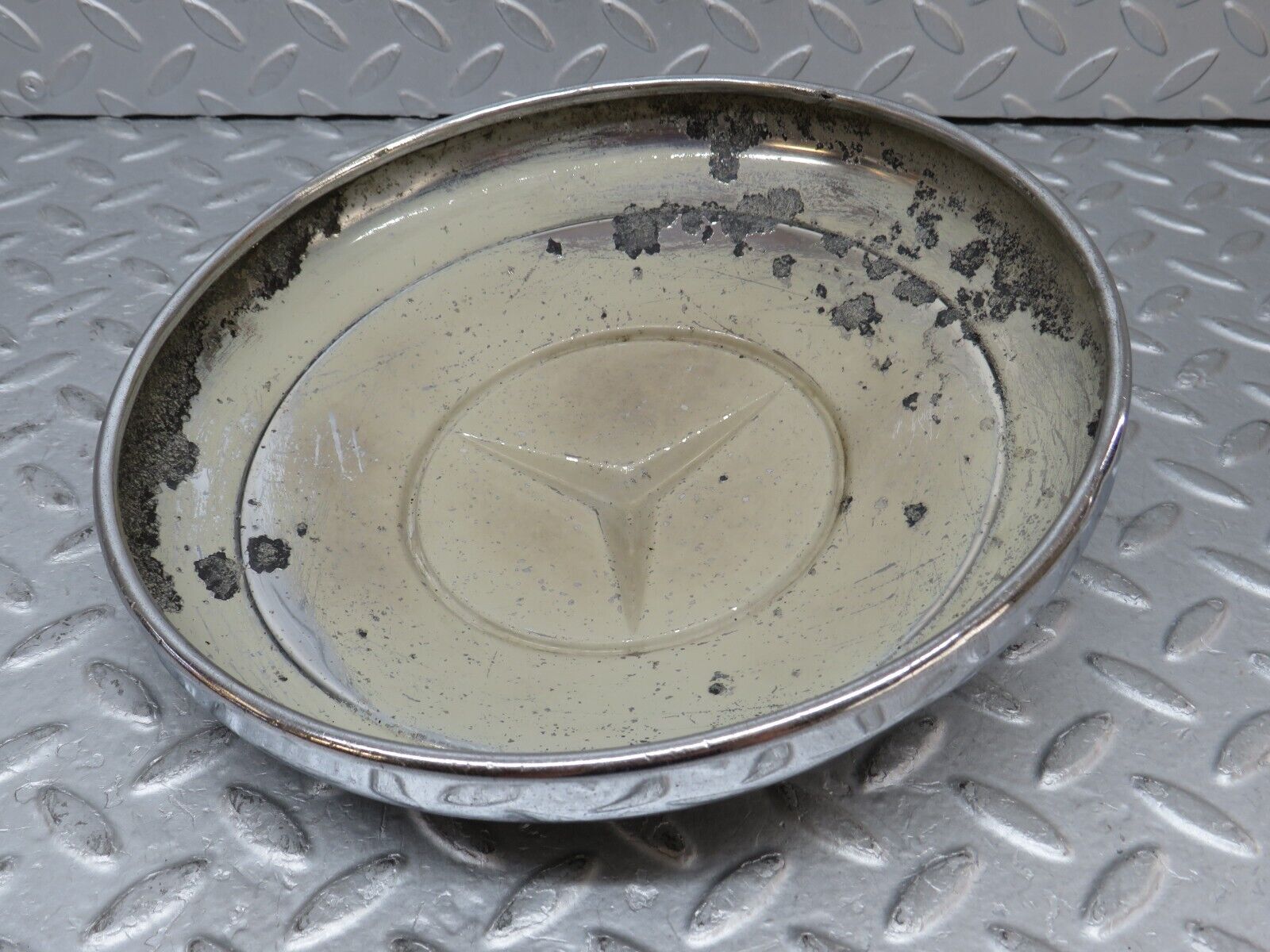 35762 Mercedes-Benz W108 Chrome Wheel Hub Cap