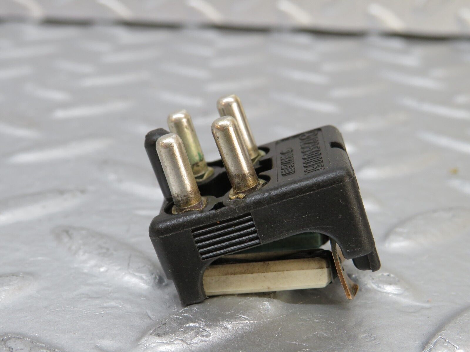 25525 Mercedes-Benz W123 200 Fuse Box Connector 1235400950