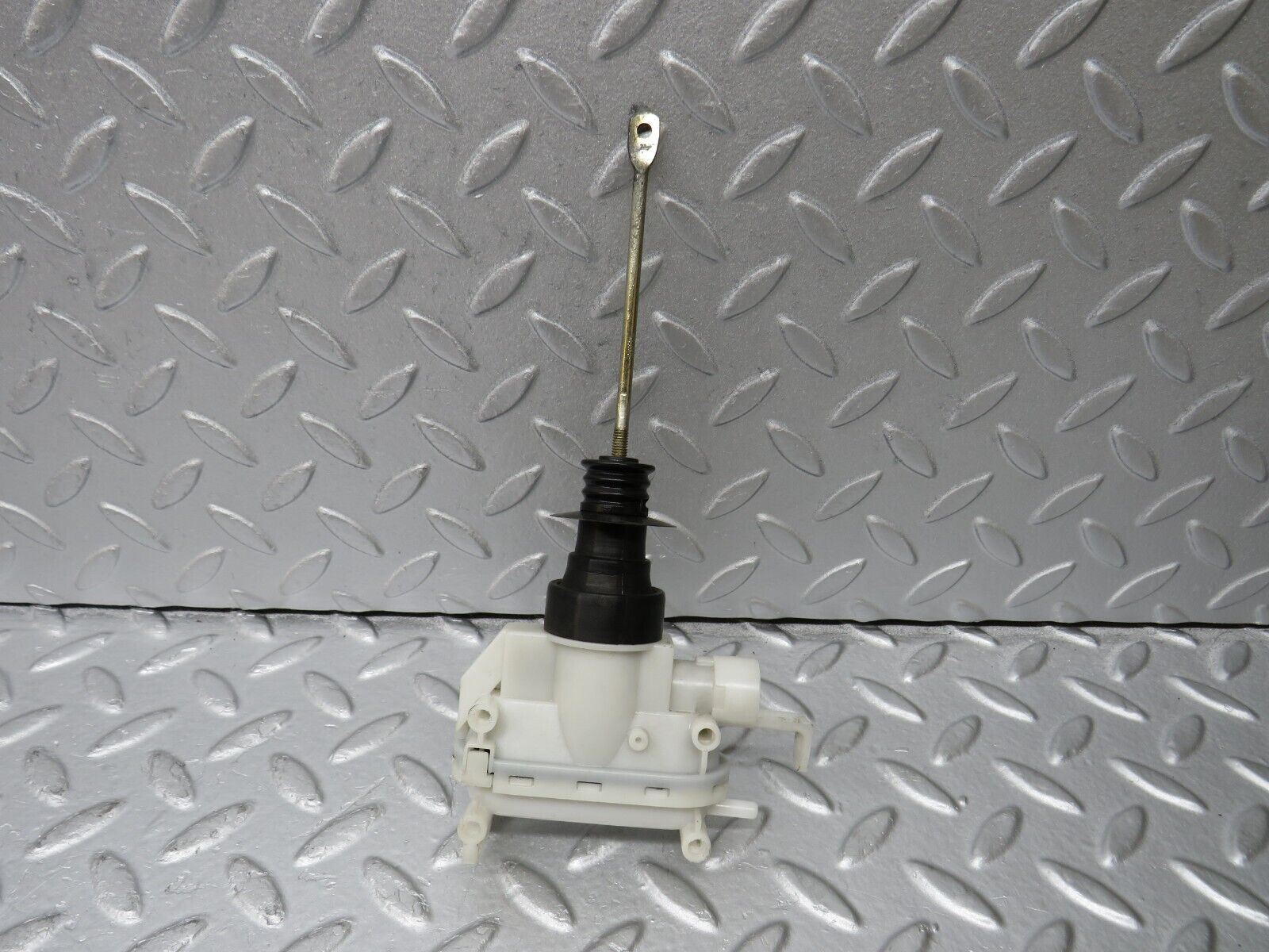 36150 Mercedes-Benz W126 420SE Front Left Door Lock Vacuum Actuator