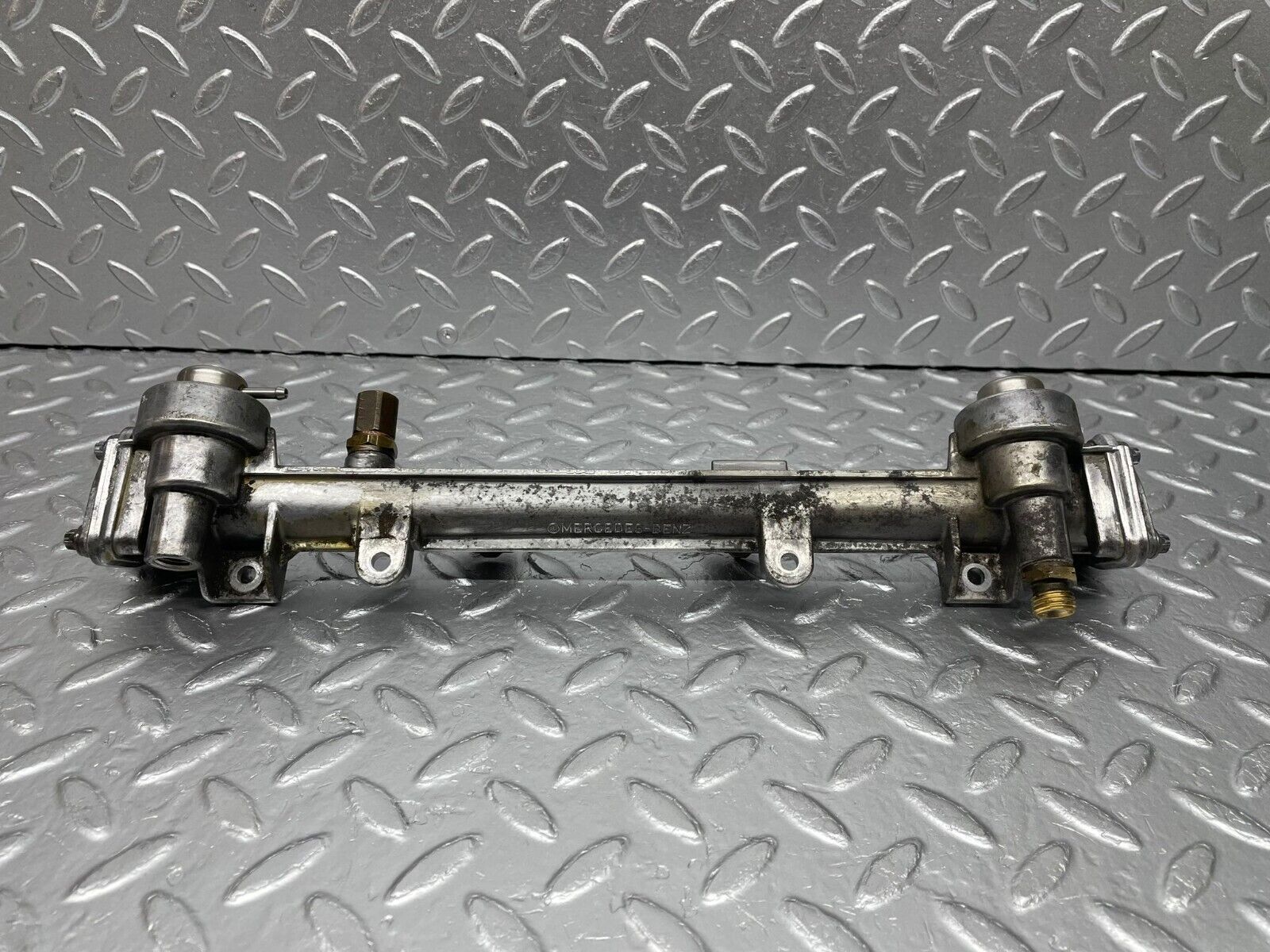 33400 Mercedes-Benz W202 C180 Fuel Injector Rail 11107845