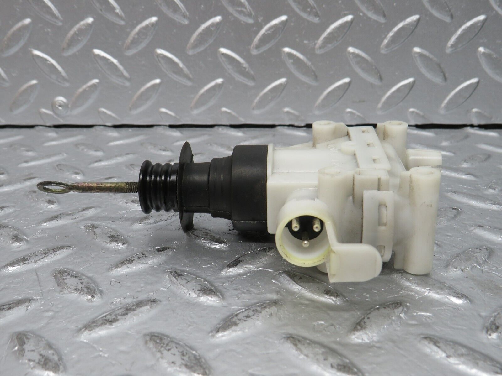 31638 Mercedes-Benz W201 190LE 1.8L Door Lock Vacuum Actuator Front Left