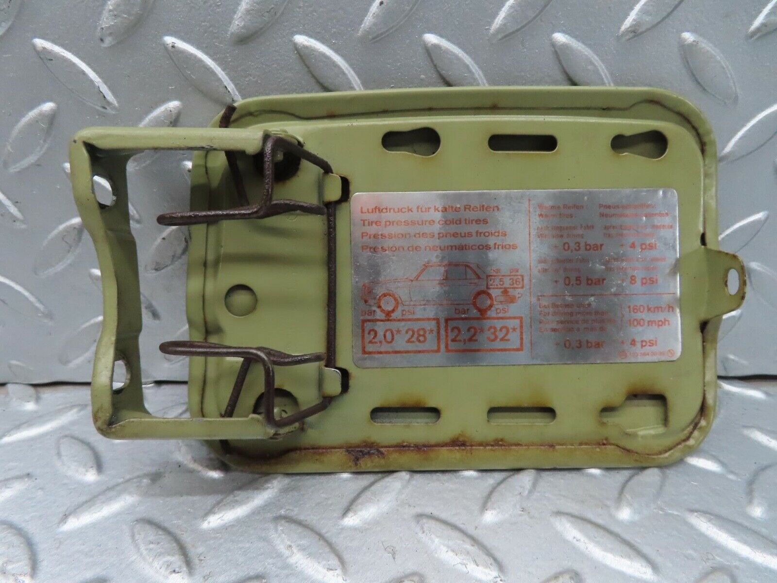 13527 Mercedes-Benz W123 200 Fuel Tank Flap Cap 1235840039