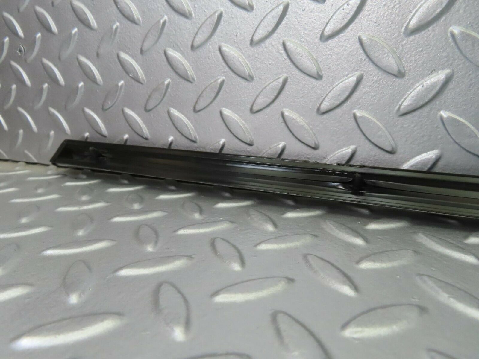 10275 Mercedes-Benz W123 Front Right Fender Wing Centre Moulding Trim