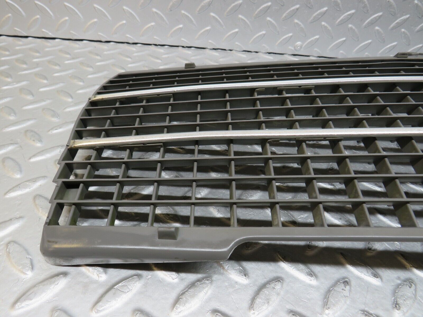 36501 Mercedes-Benz W201 190E 2.0L Bonnet Grill 2018880223