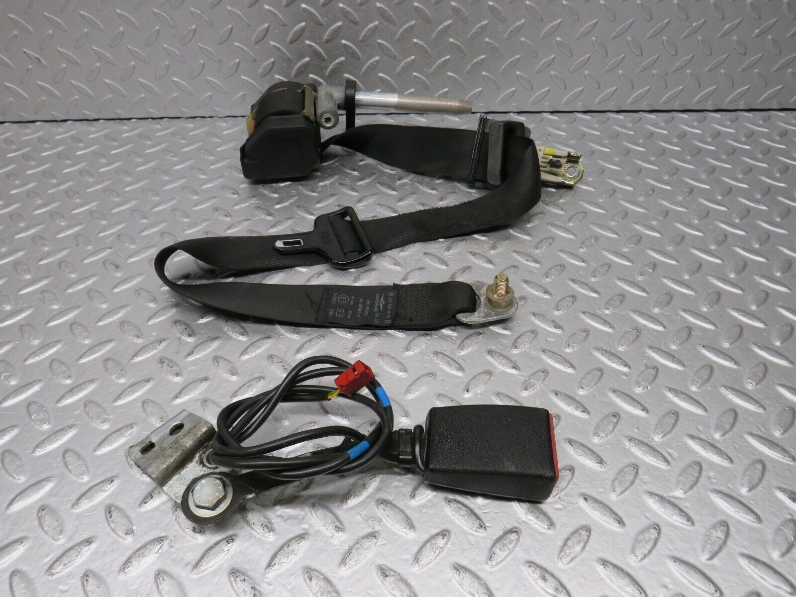 39056 Mercedes-Benz W201 190E 2.6L Front Right Seat Belt With Buckle 2018606885 1248606269