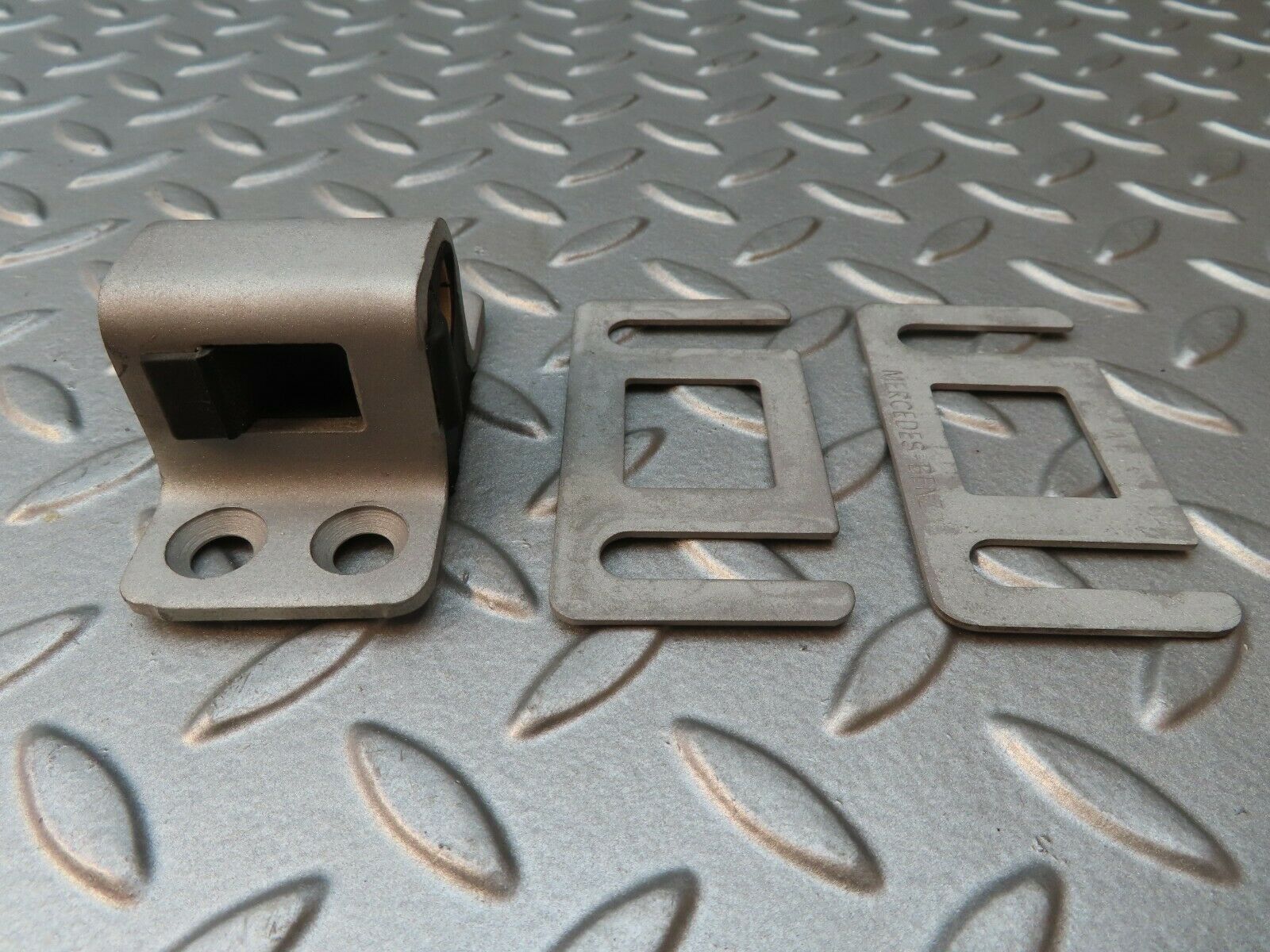 4221 Mercedes-Benz V123 240D LWB Door Lock Latch Left Side