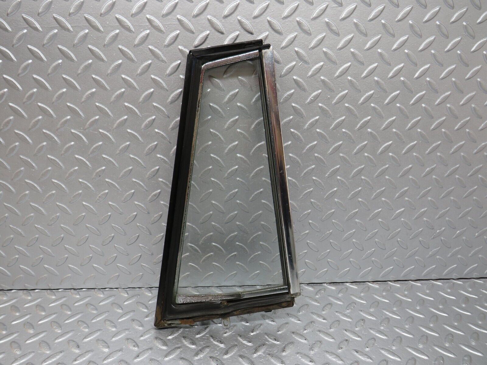 40501 Mercedes-Benz W110 230 Front Left Quarter Window