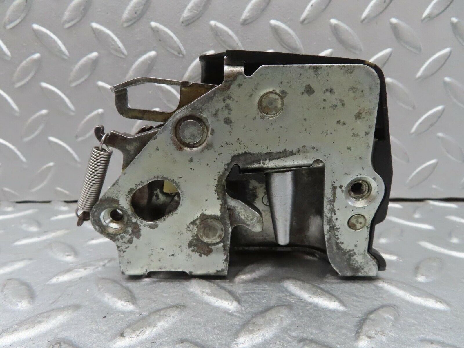 13637 Mercedes-Benz W123 200 Front Left Door Lock Mechanism 1237230108