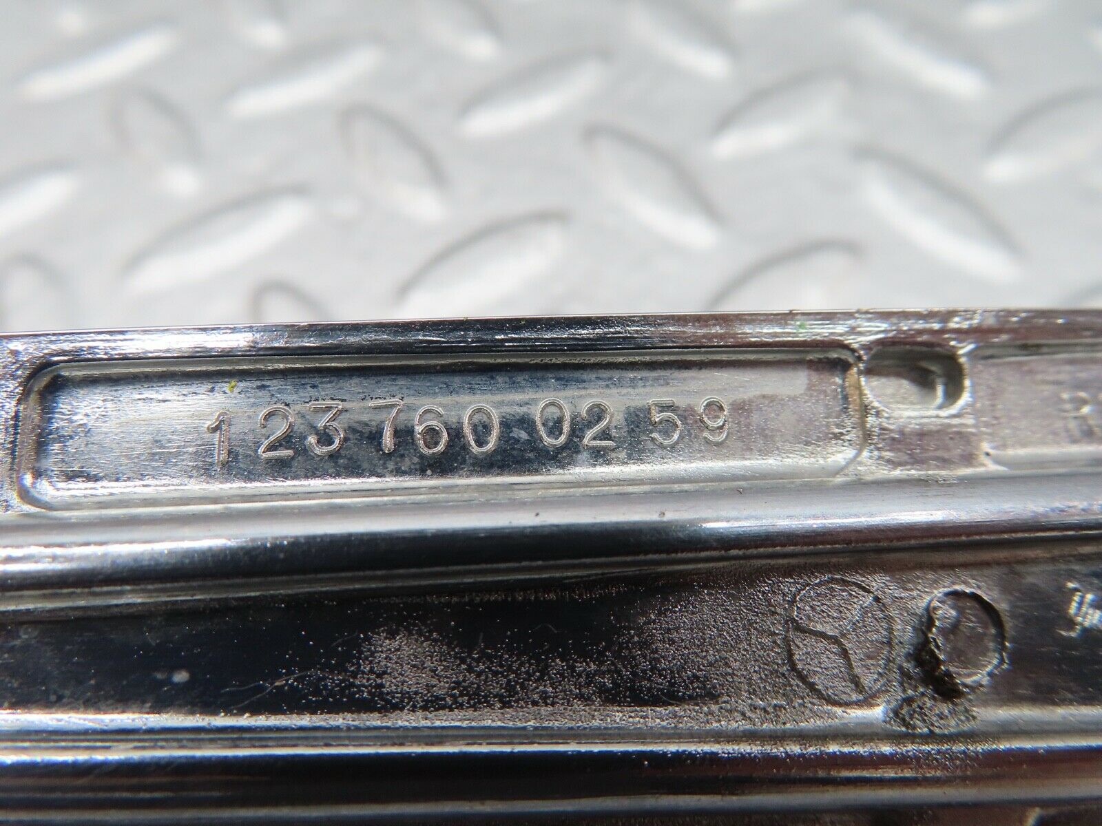 17948 Mercedes-Benz W123 200 Front Right Exterior Door Handle 1237600259