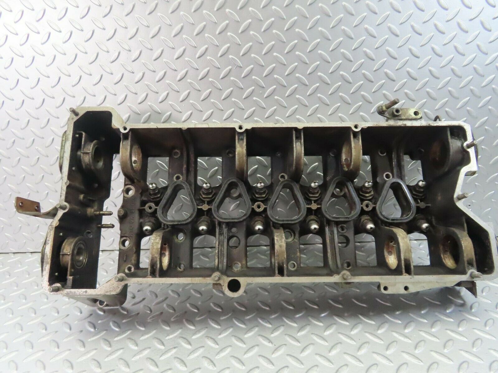 8555 Mercedes-Benz W114 Camshaft Bearing Casing 1100163304