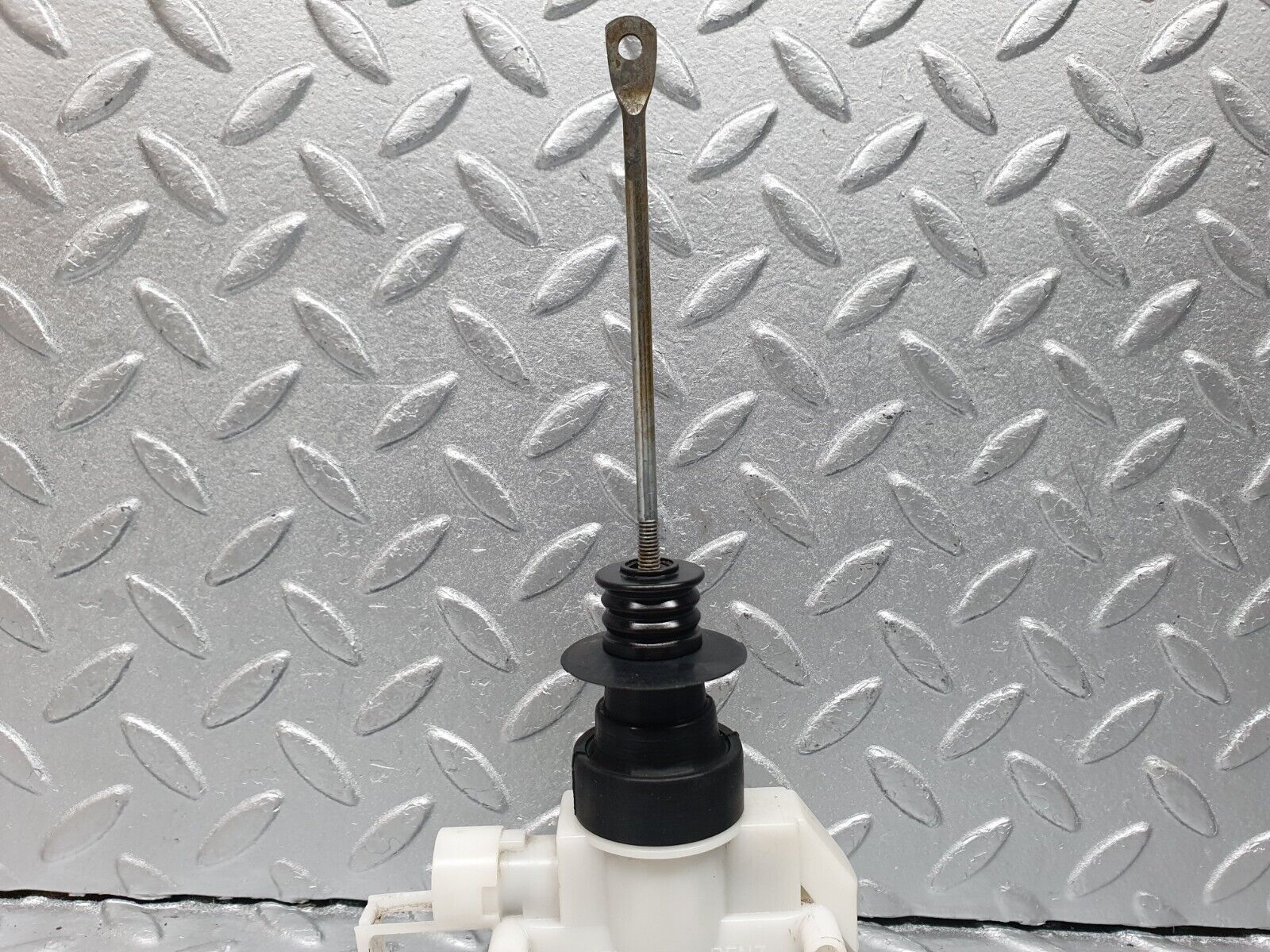 41010 Mercedes-Benz W126 300SE Front Left Door Lock Vacuum Actuator