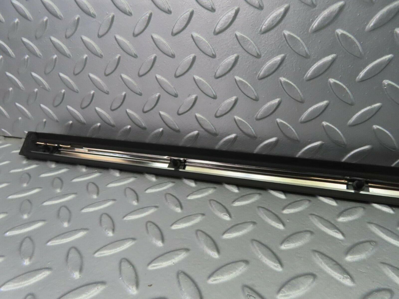 10292 Mercedes-Benz W116 Front Left Door Centre Moulding Trim