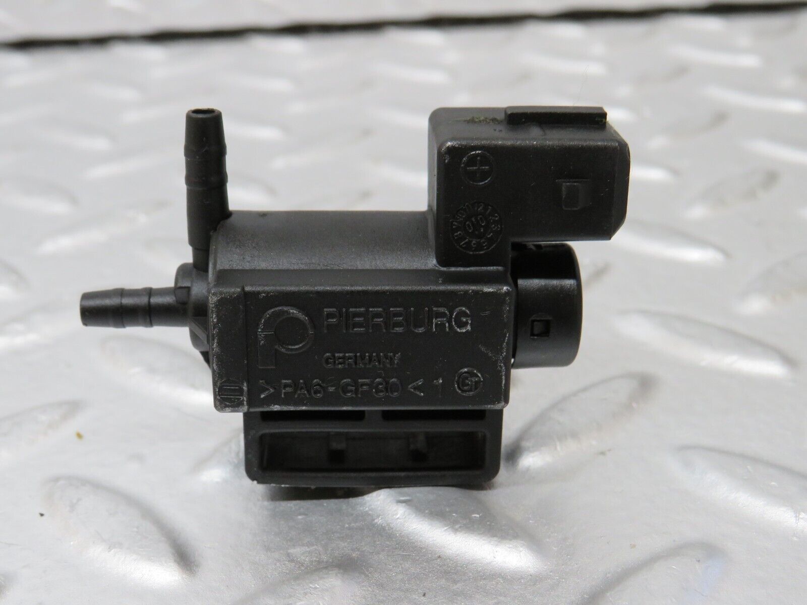 34960 Mercedes-Benz W210 320E Solenoid Vacuum Valve Pierburg 0025401897