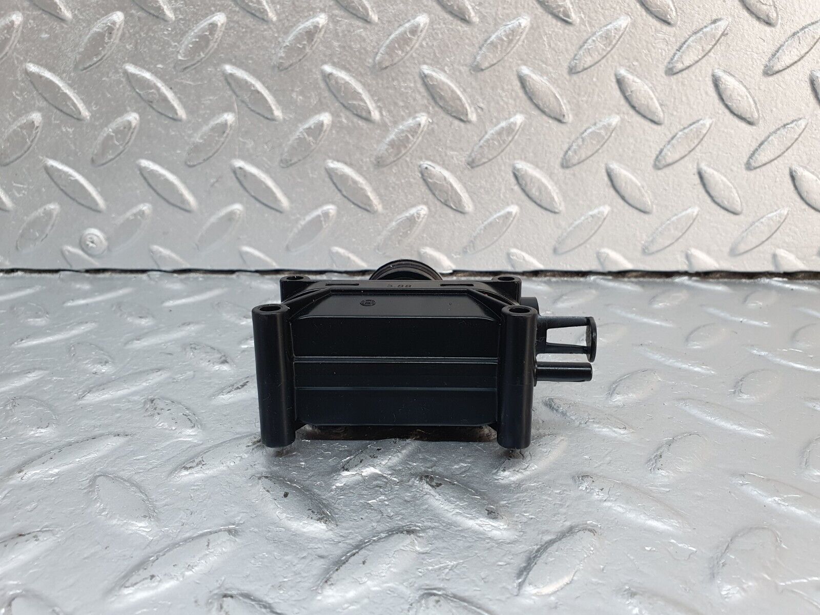 41557 Mercedes-Benz W124 200E Right Door Lock Vacuum Actuator