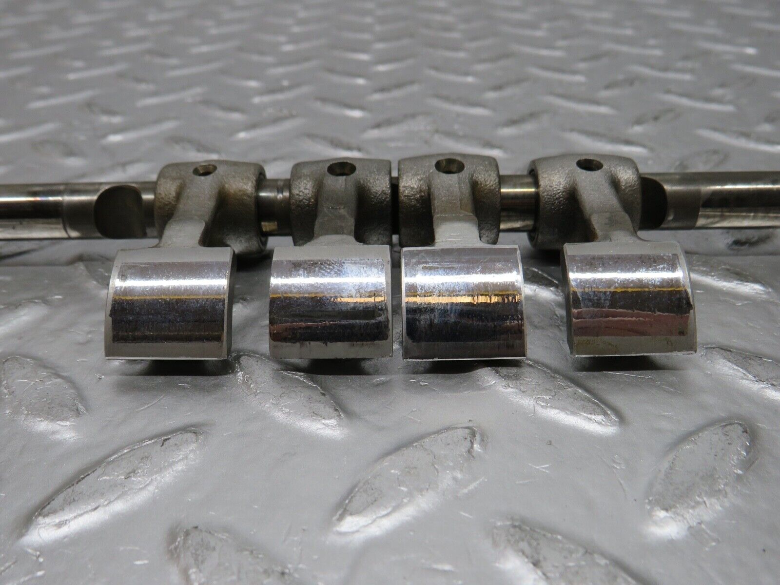 0362 Mercedes-Benz W123 220D Camshaft Rocker Arm With Shaft