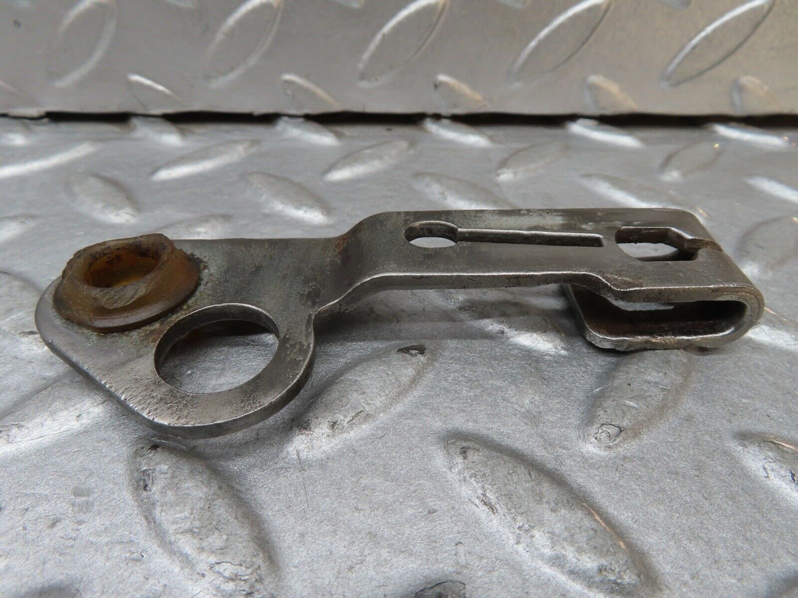 17499 Mercedes-Benz C123 280CE Coupe Gearbox Linkage Bracket