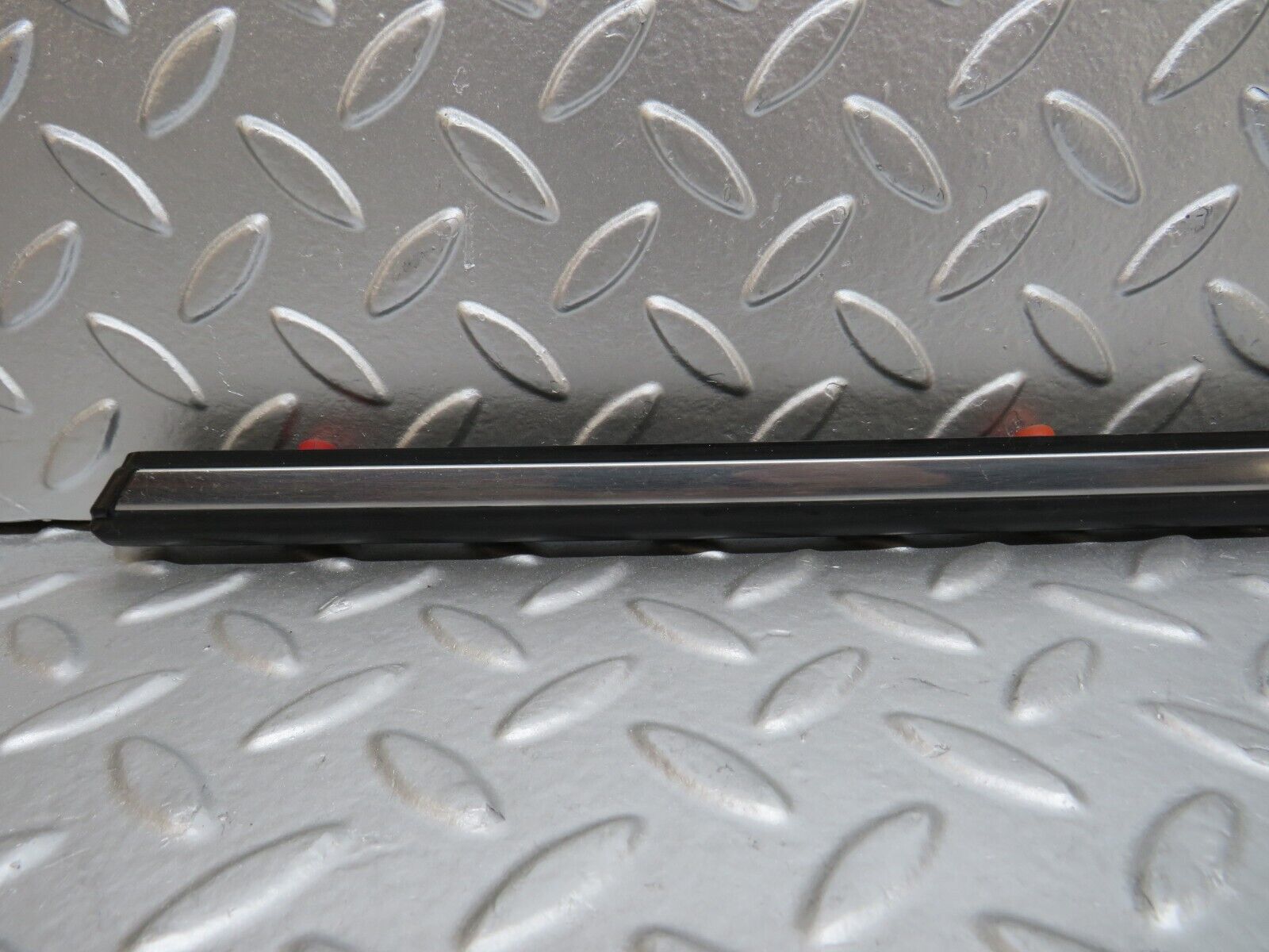 27894 Mercedes-Benz W123 280E Front Right Door Centre Moulding Trim