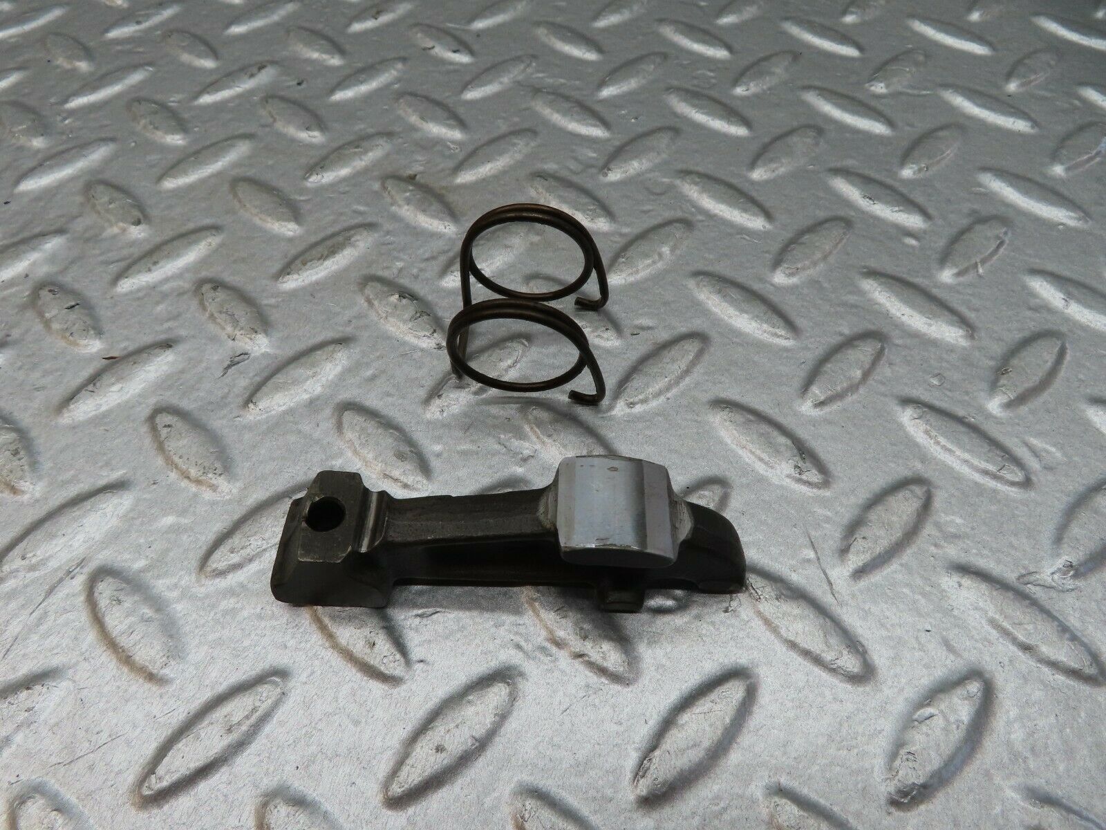 18068 Mercedes-Benz W123 200 Valve Rocker Arm With Retaining Spring