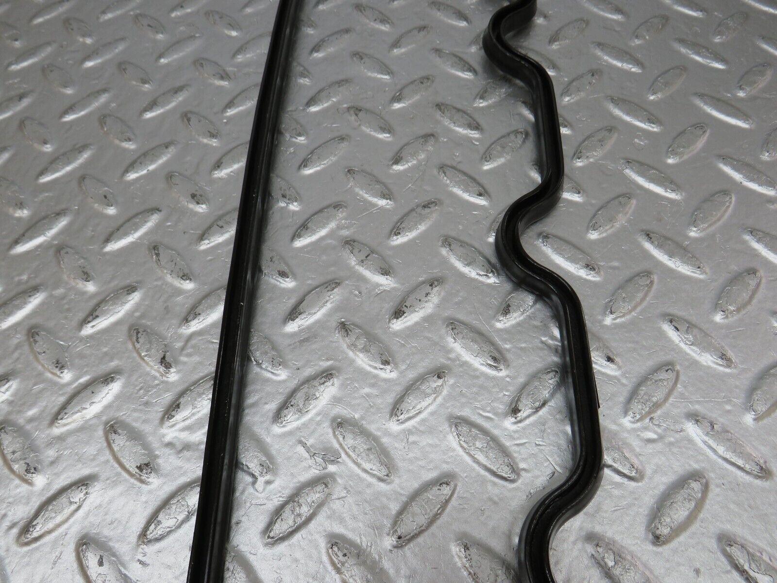 34527 Mercedes-Benz C126 380SEC Coupe Valve Cover Gasket Right