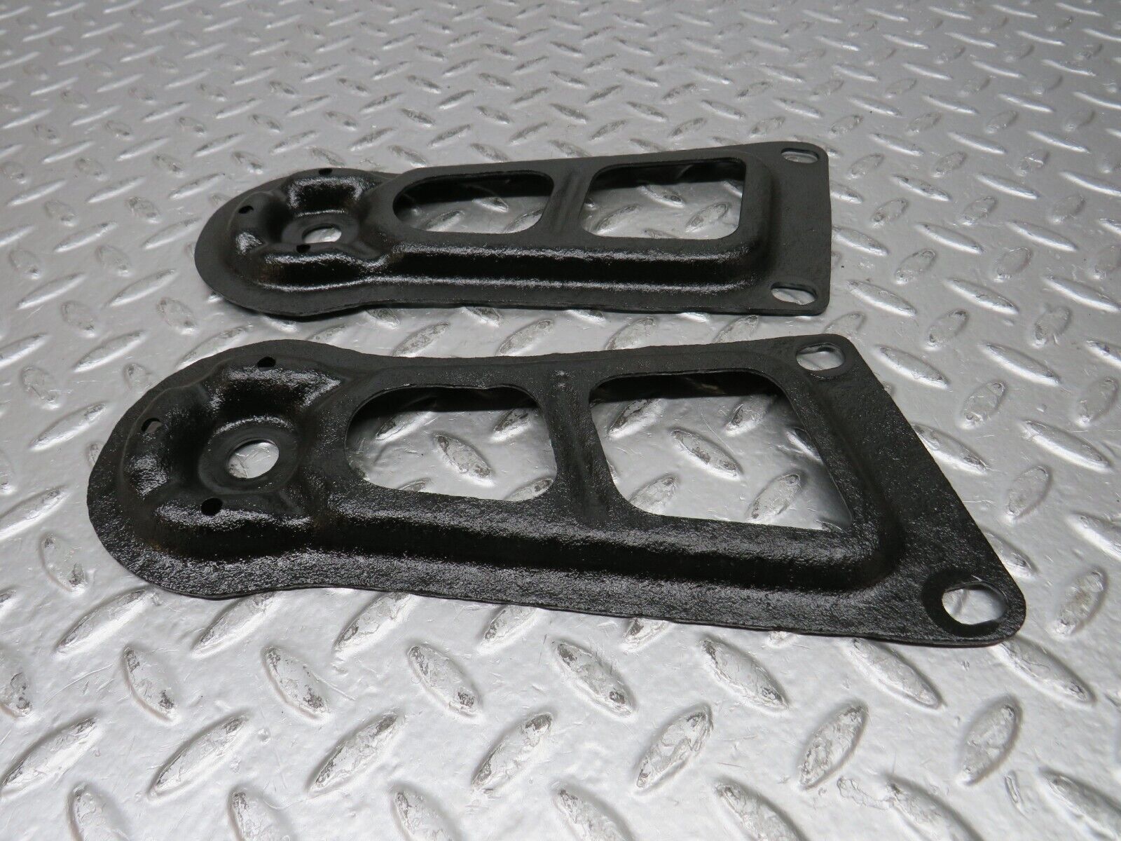 32140 Mercedes-Benz W123 230E Rear Suspension Axle Mounting Bracket