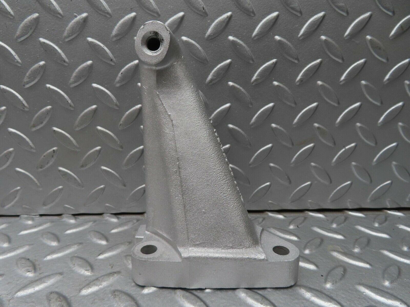 13614 Mercedes-Benz W123 200 Engine Mount Bracket Right Side 1022230304