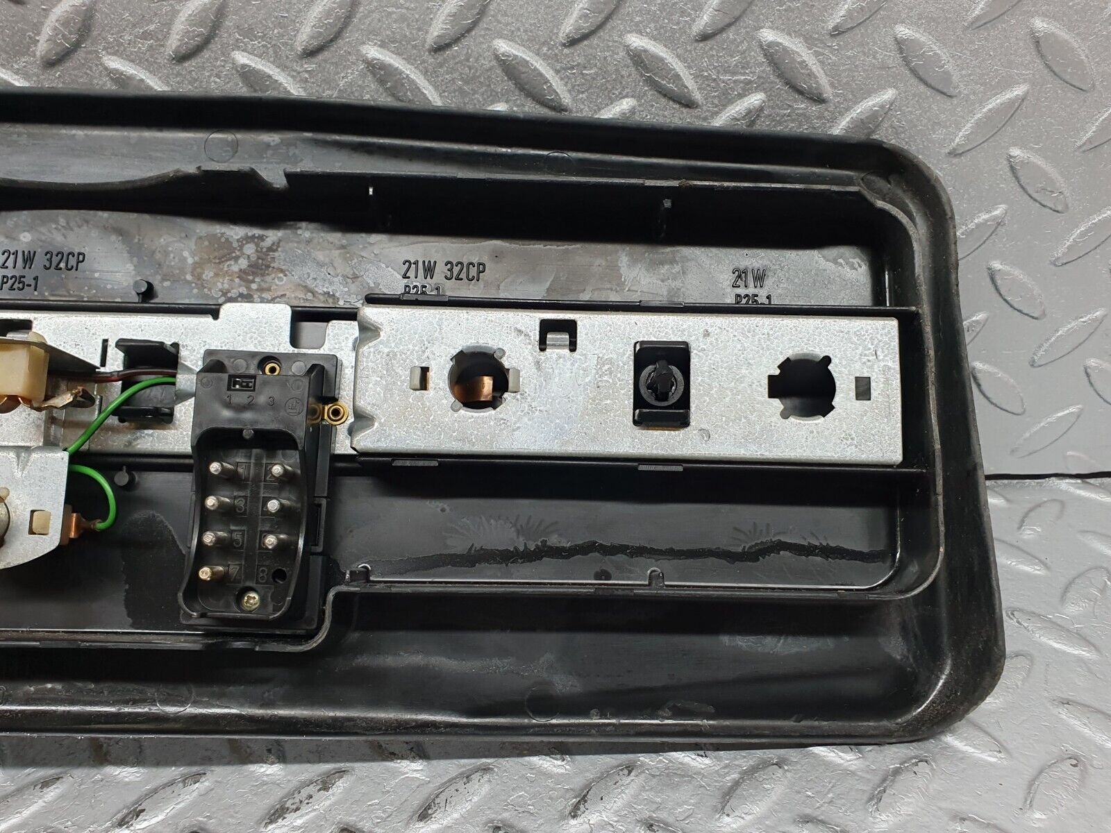 41161 Mercedes-Benz W126 300SE Tail Light & Bulb Holder Left Side