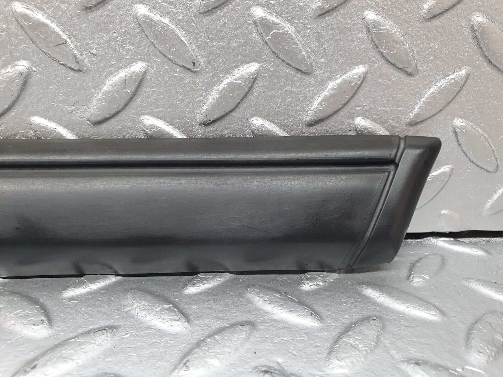 41425 Mercedes-Benz W124 200E Front Right Fender Wing Centre Moulding Trim