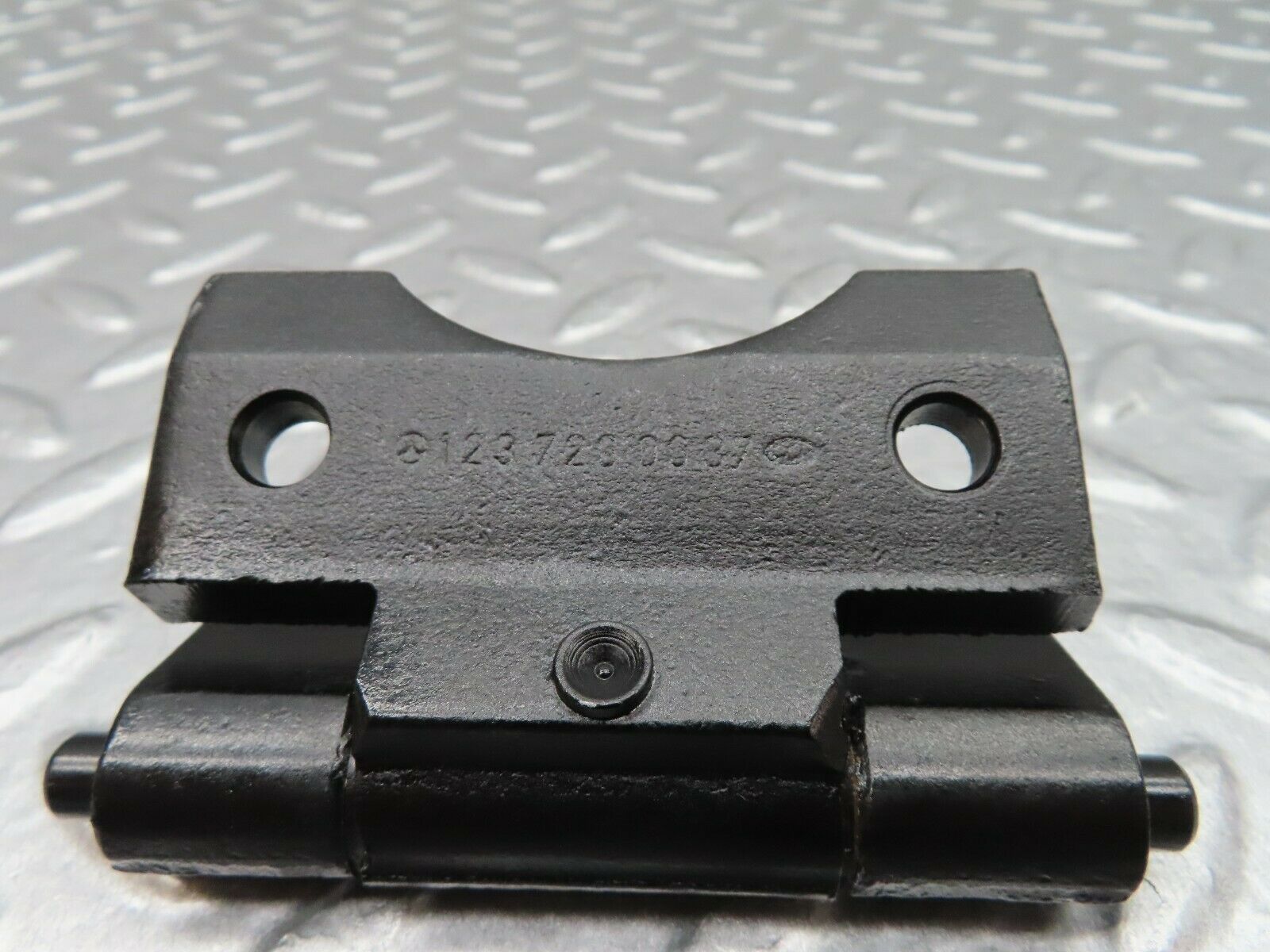 17983 Mercedes-Benz W123 200 Door Hinges Pair 1237200037