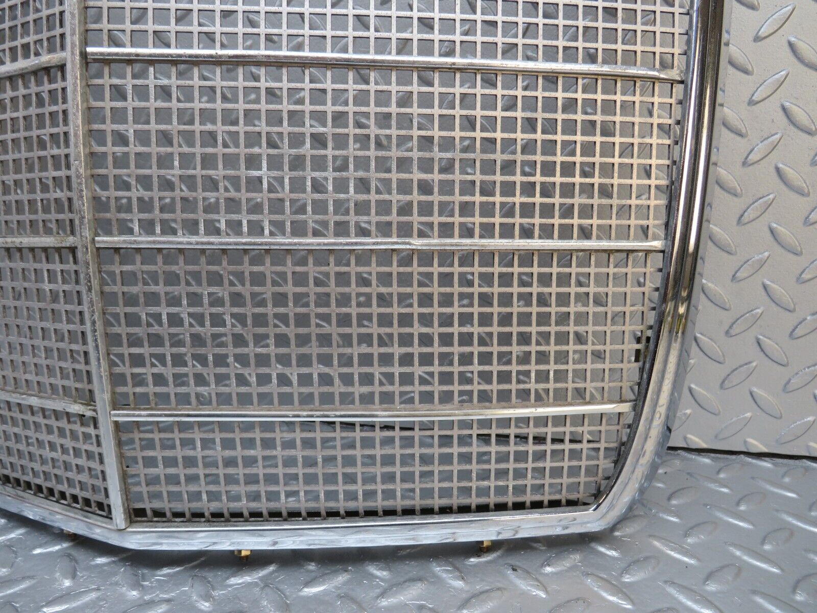 40343 Mercedes-Benz W110 230 Bonnet Grill Chrome