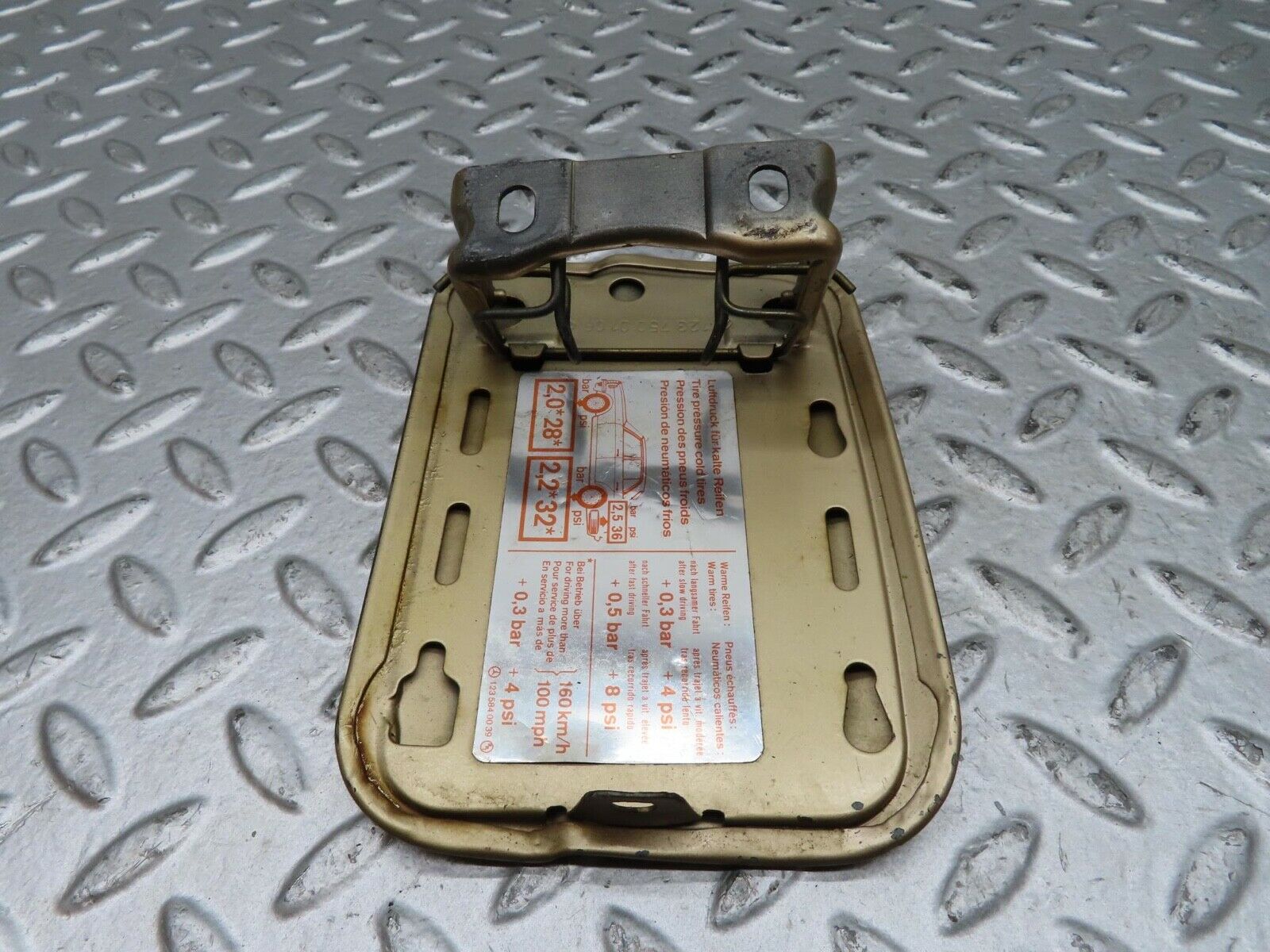 15895 Mercedes-Benz W123 280E Fuel Tank Flap Cap 1235840039