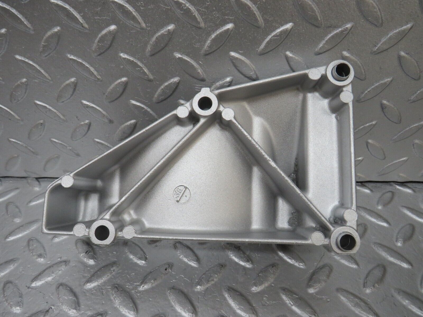 34686 Mercedes-Benz W124 260E Alternator Generator Mount Bracket 1031550435