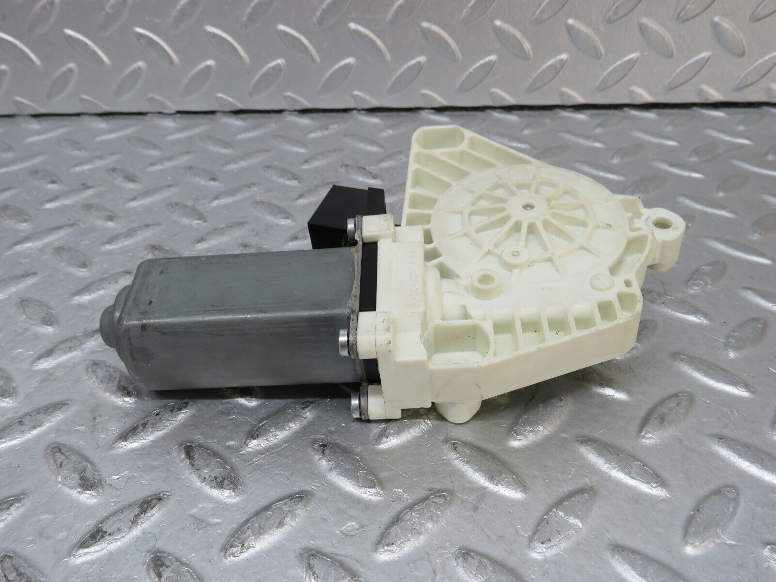 35173 Mercedes-Benz W221 Front Left Window Regulator Motor 2218202742