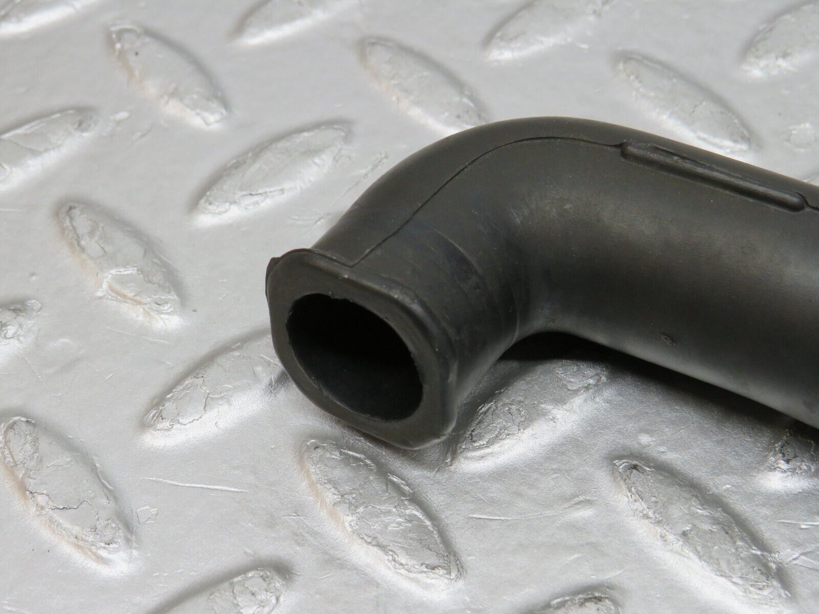 38119 Mercedes-Benz A124 320E Cabriolet Air Pump Hoses 1041411283 1041411383