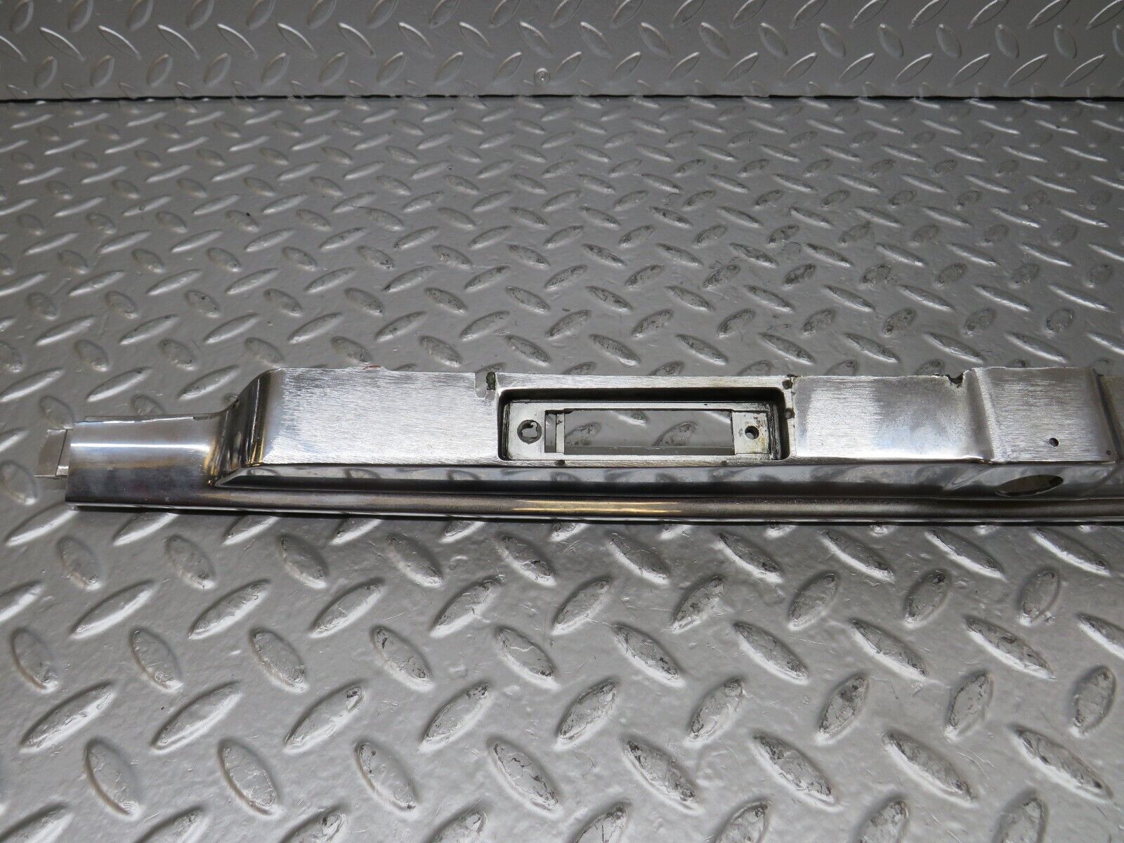 26038 Mercedes-Benz W116 450SE number Plate Light Holder Moulding 1166900580