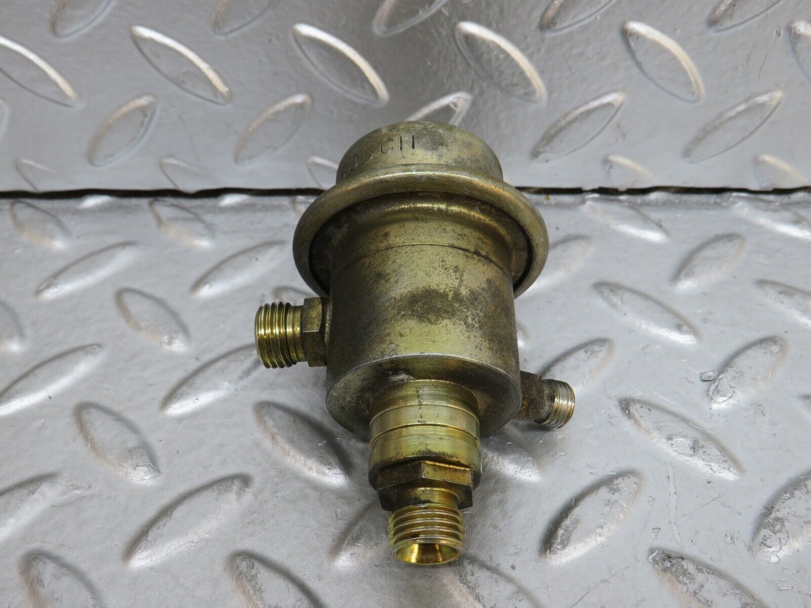 29450 Mercedes-Benz W124 230E Bosch Fuel Pressure Regulator 0438161001